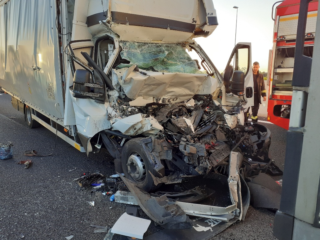 Autostrada A4: Scontro Tra Furgone E Un Camion, Morto Un Conduce ...