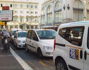 Tassisti contro Uber a Parigi, manifestazioni anche in Italia