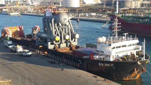 Porto di Venezia: cargo eccezionale, gigantesco boiler lascia gli ormeggi