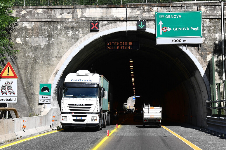 Automobilista tampona un camion in A10 a Genova