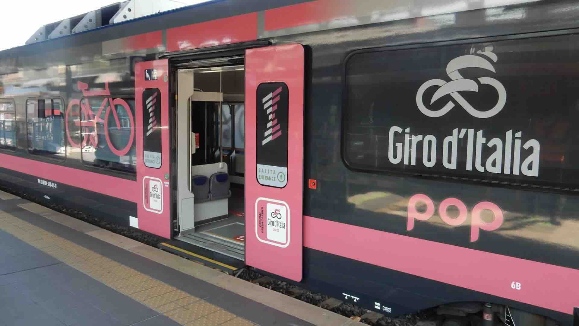 Giro d’Italia, la stazione treni di Roma Termini si tinge di rosa