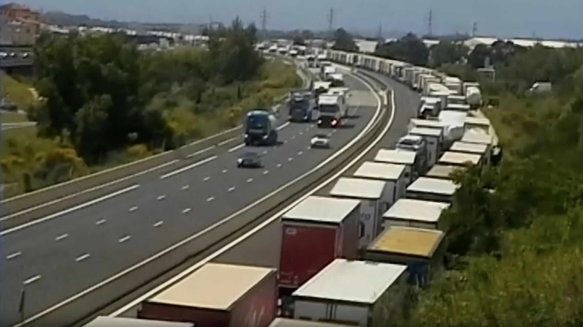 Francia trattori bloccano autostrada al confine con la Spagna: agricoltori in protesta contro l’UE