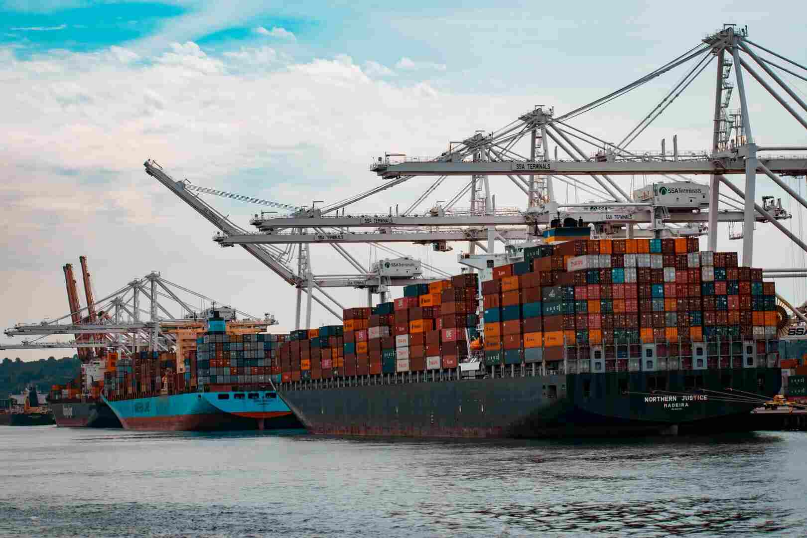 Porti: calo drammatico dei costi per il trasporto merci nel 2023