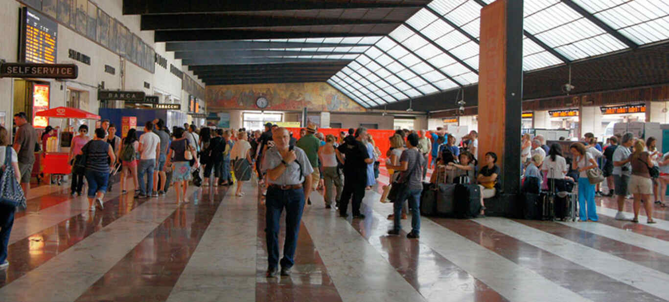 Firenze, caos in stazione: persona sui binari, treni bloccati e ritardi