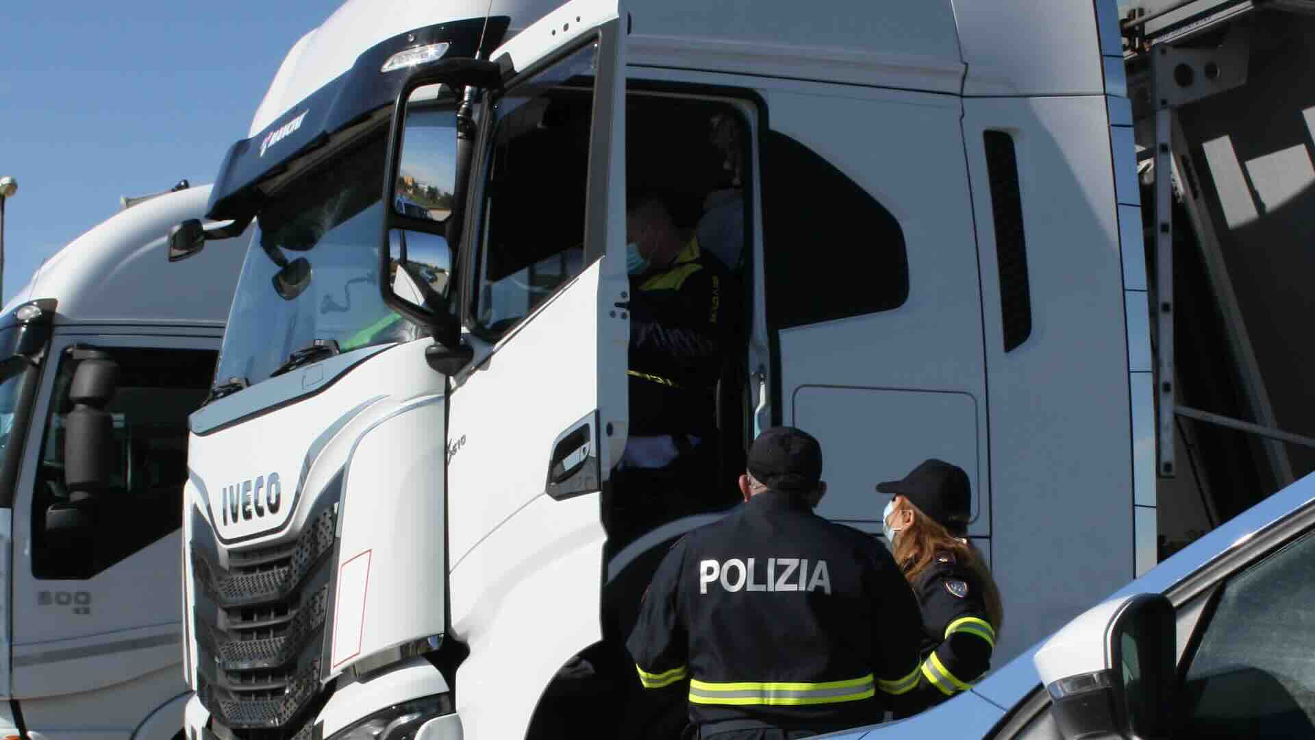 Camionista guida un Tir per 17 ore, fermato: multa di 14mila euro