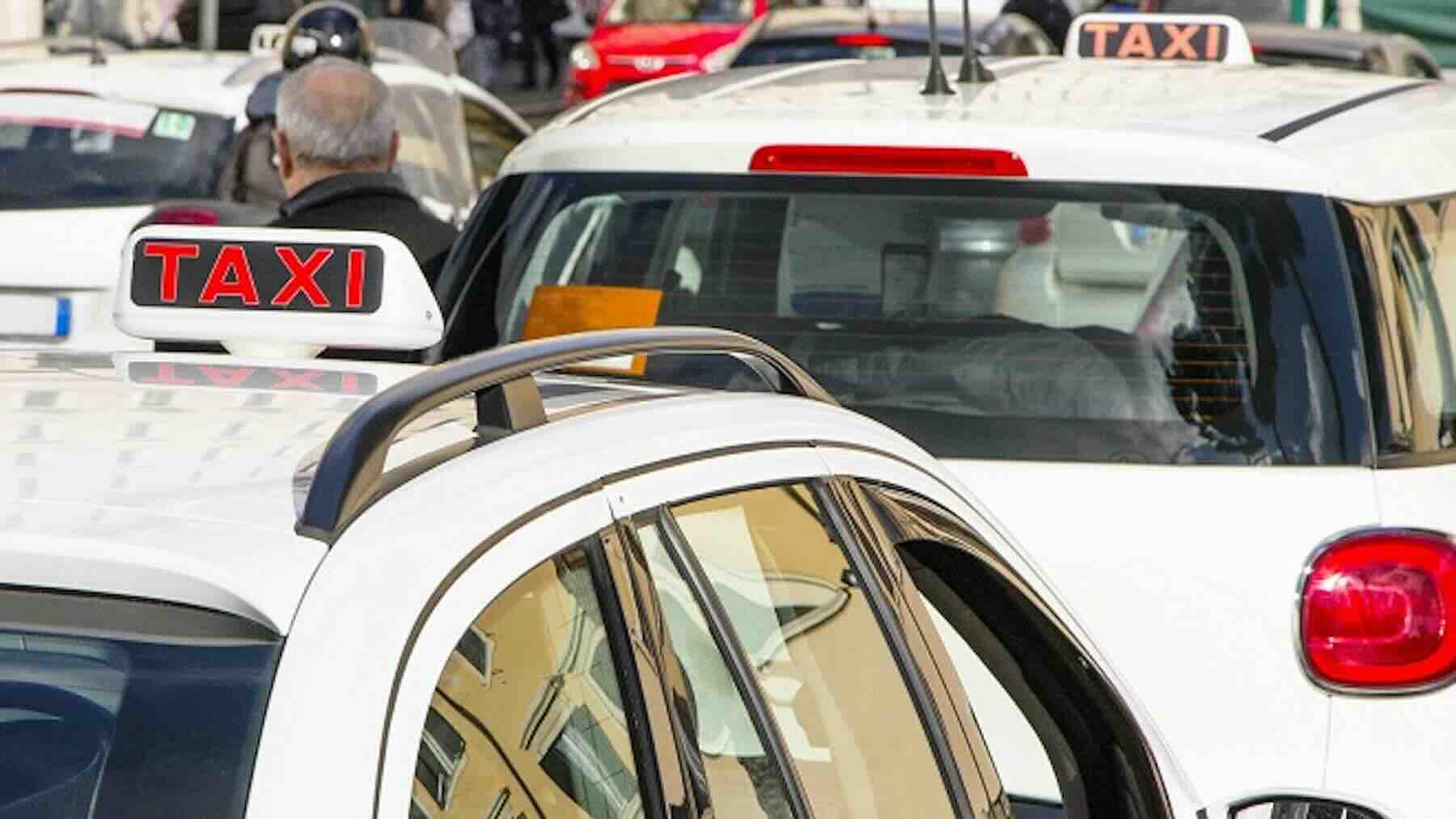 Taxi a Roma: nuove licenze, aumenti e nuovi sconti