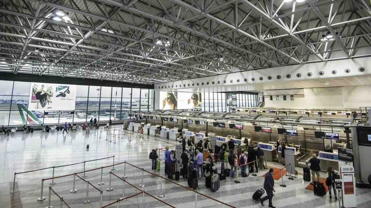 Aeroporto Milano Malpensa, voli aerei cancellati, in ritardo e dirottati per maltempo