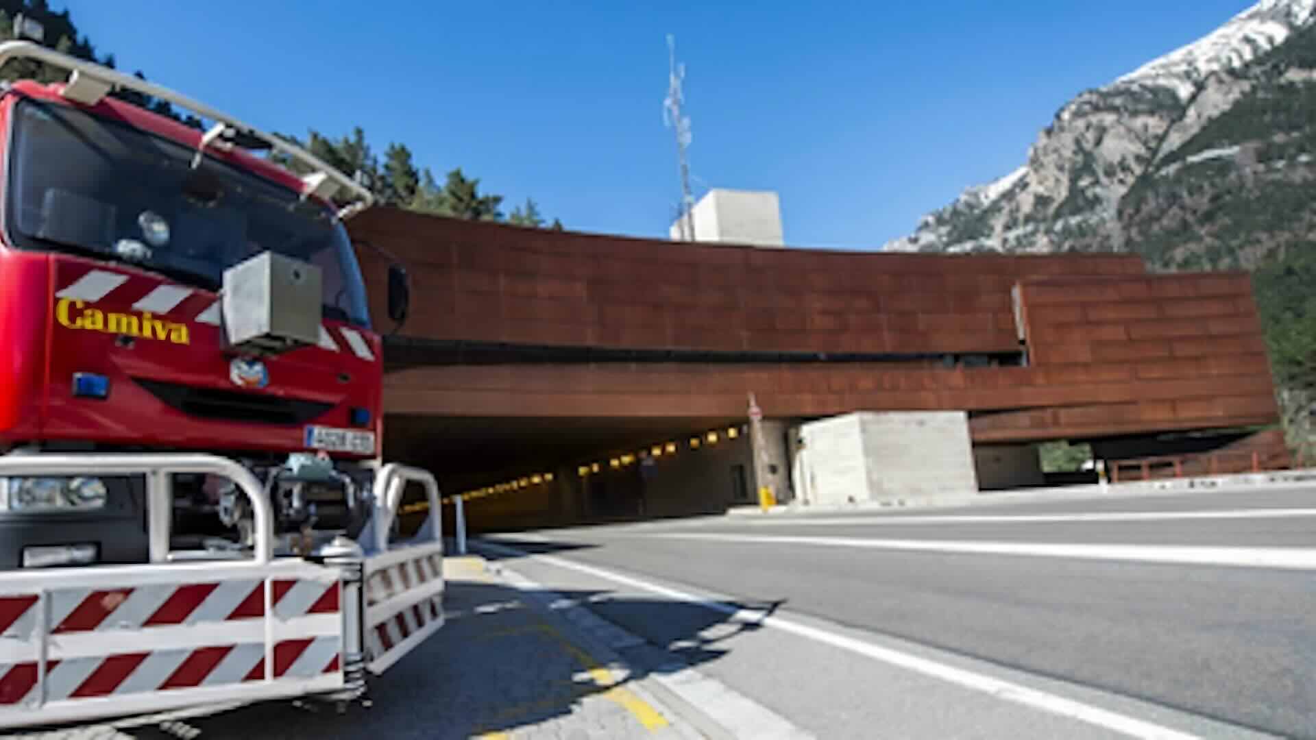 Camion: chiuso sui Pirenei il transito al tunnel di Somport tra Francia e Spagna