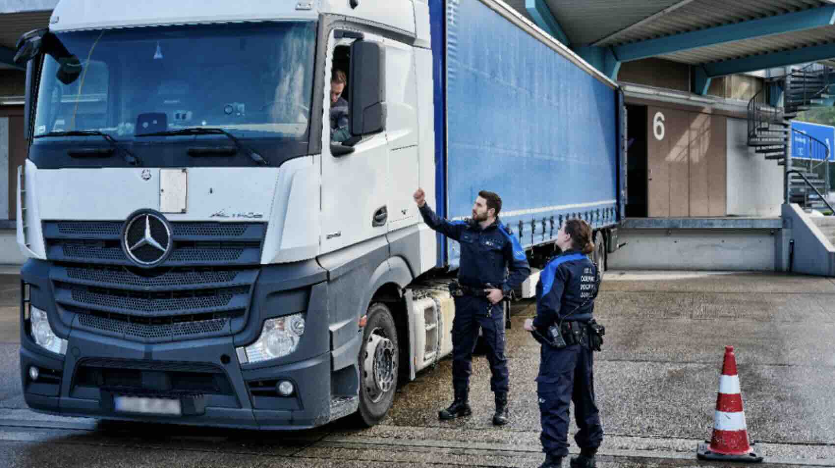 Dogana Svizzera, traforo Monte Bianco chiuso, facilitato il transito merci per i mezzi pesanti