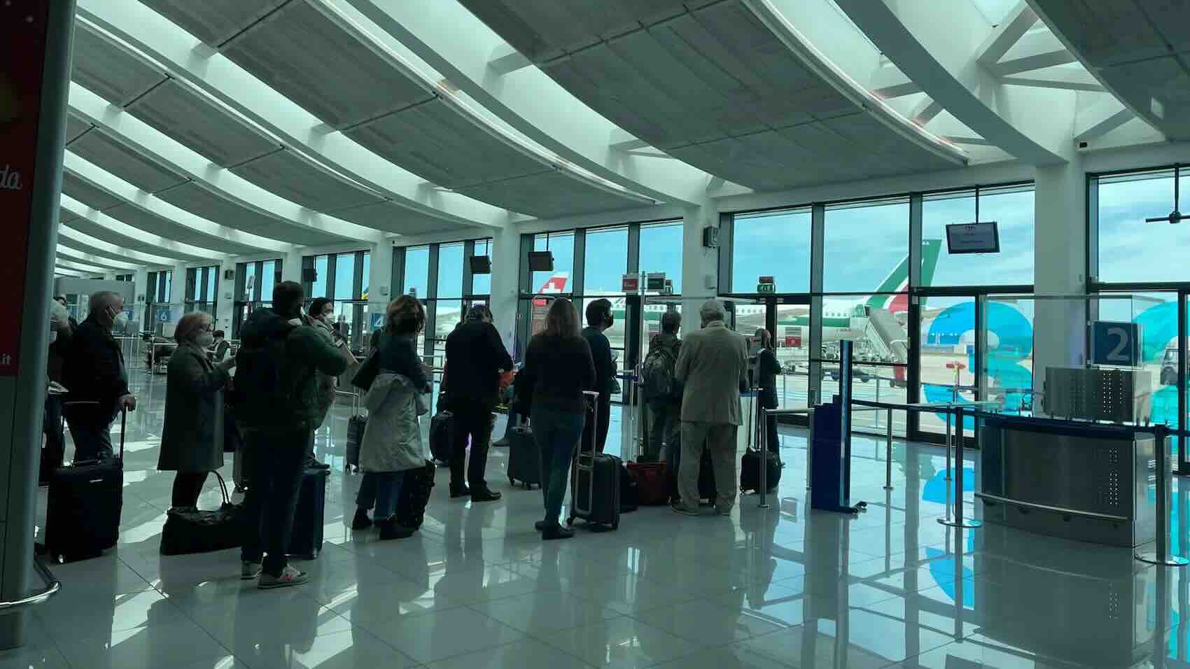 Aeroporto di Brindisi chiuso: voli aerei sospesi per incendio di un aereo durante il decollo