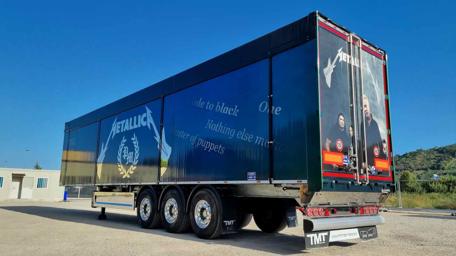 Il rock viaggia su strada con il camion personalizzato Metallica di Autotrasporti Perrotti e TMT