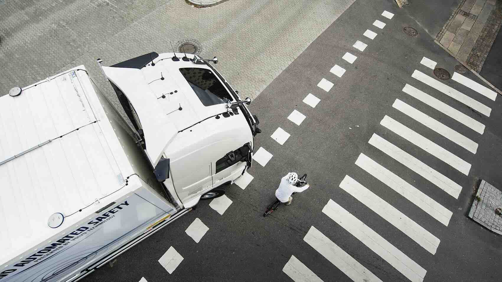 Camion: sensori angolo cieco e sistemi di sicurezza ADAS, ecco le novità per proteggere pedoni e ciclisti