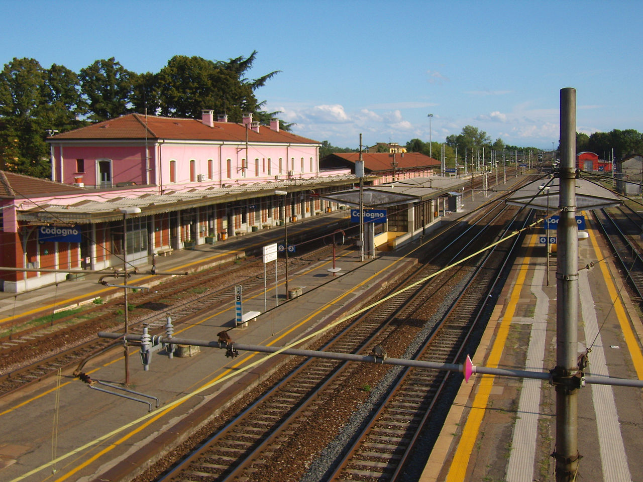 Investimento sui binari a Milano, circolazione bloccata