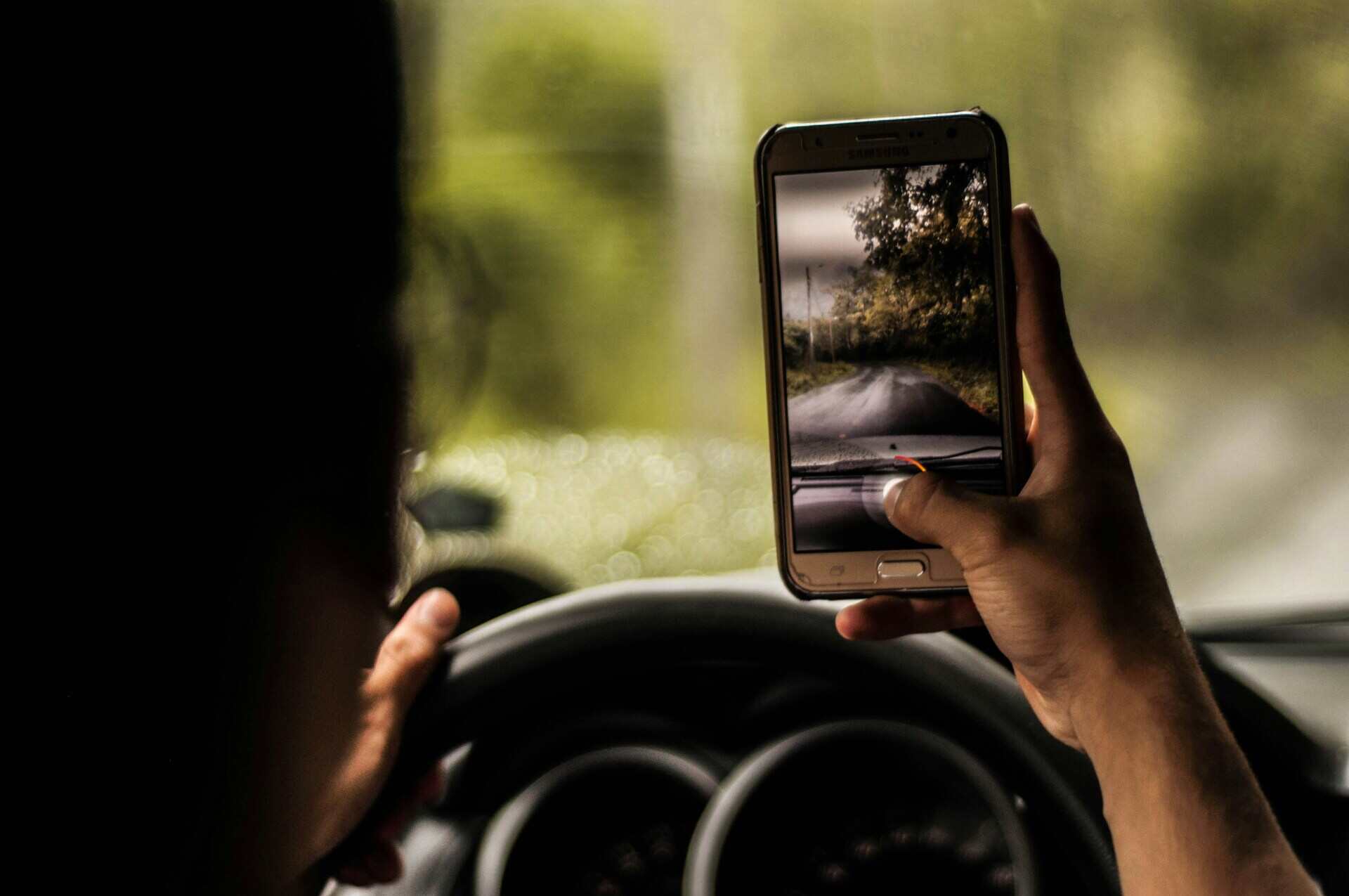 Nuovo Codice della Strada: pene più severe per l’uso del cellulare alla guida