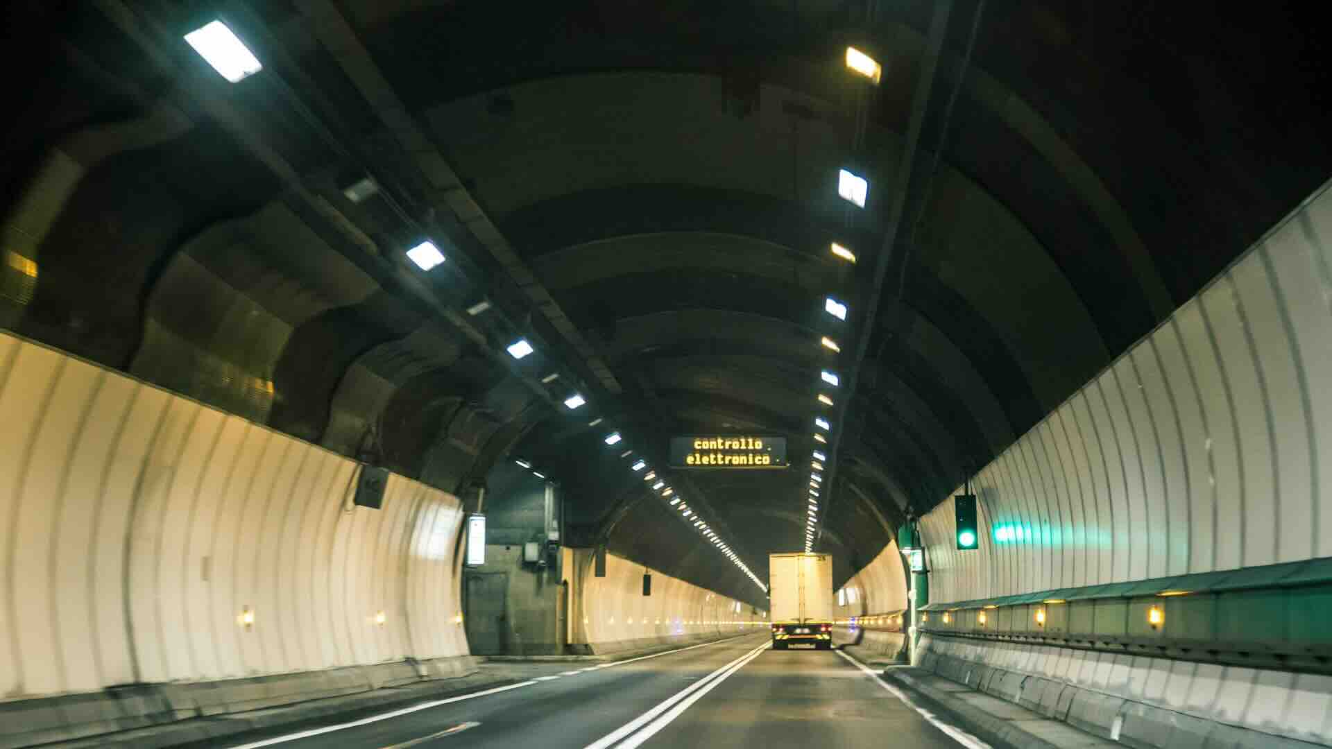 Autotrasporto: riapre ai mezzi pesanti il traforo del Monte Bianco lunedì 16 dicembre 2024