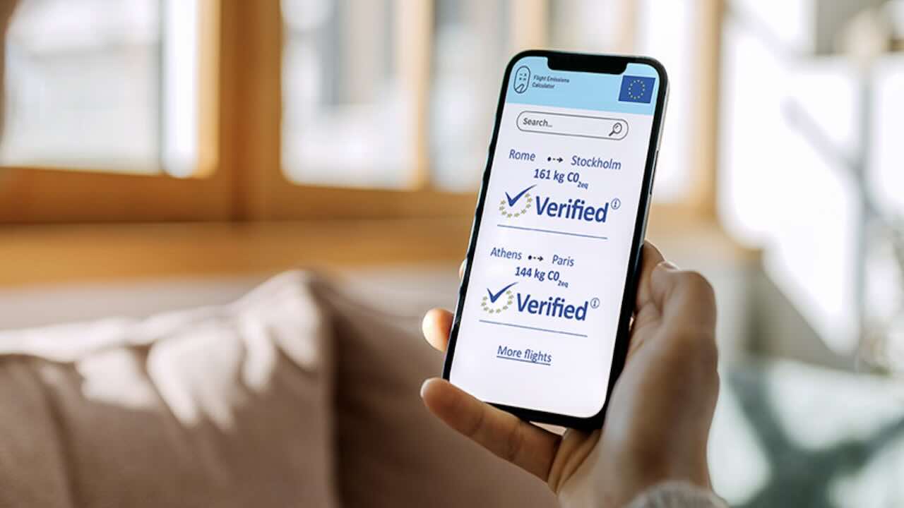 Voli aerei: l’UE introduce un’etichetta sulle emissioni dei voli, ecco come funziona