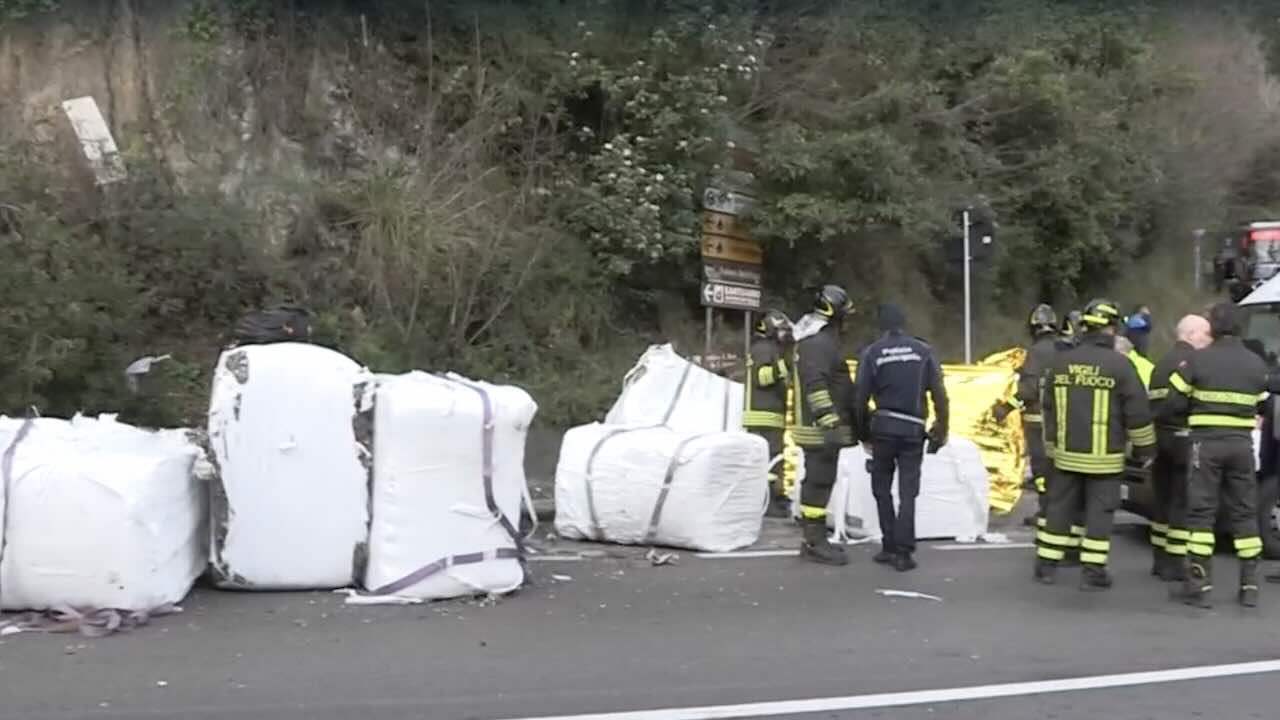 Incidente a Salerno, camion perde carico di ecoballe, ciclisti travolti. Un morto e un ferito grave