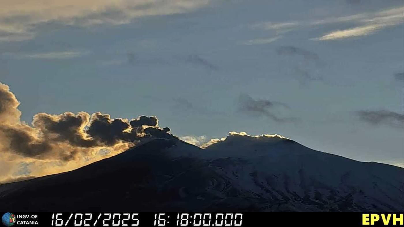 Etna: voli aerei cancellati e in ritardo all’aeroporto di Catania a causa dell’eruzione