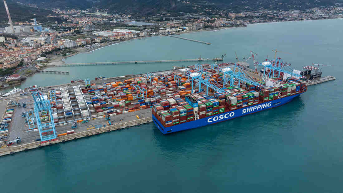 Vado Gateway: approda la portacontainer Cosco Shipping Nebula da 21mila Teu